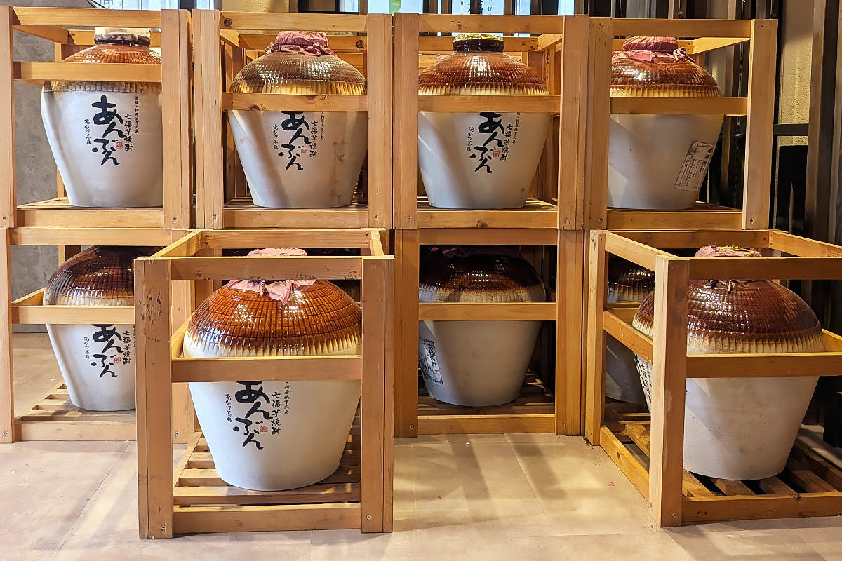 【写真】木枠に収められ、甕貯蔵されていた白芋焼酎たち