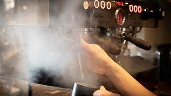 屋内, 人, 戸棚, キッチン が含まれている画像AI 生成コンテンツは誤りを含む可能性があります。