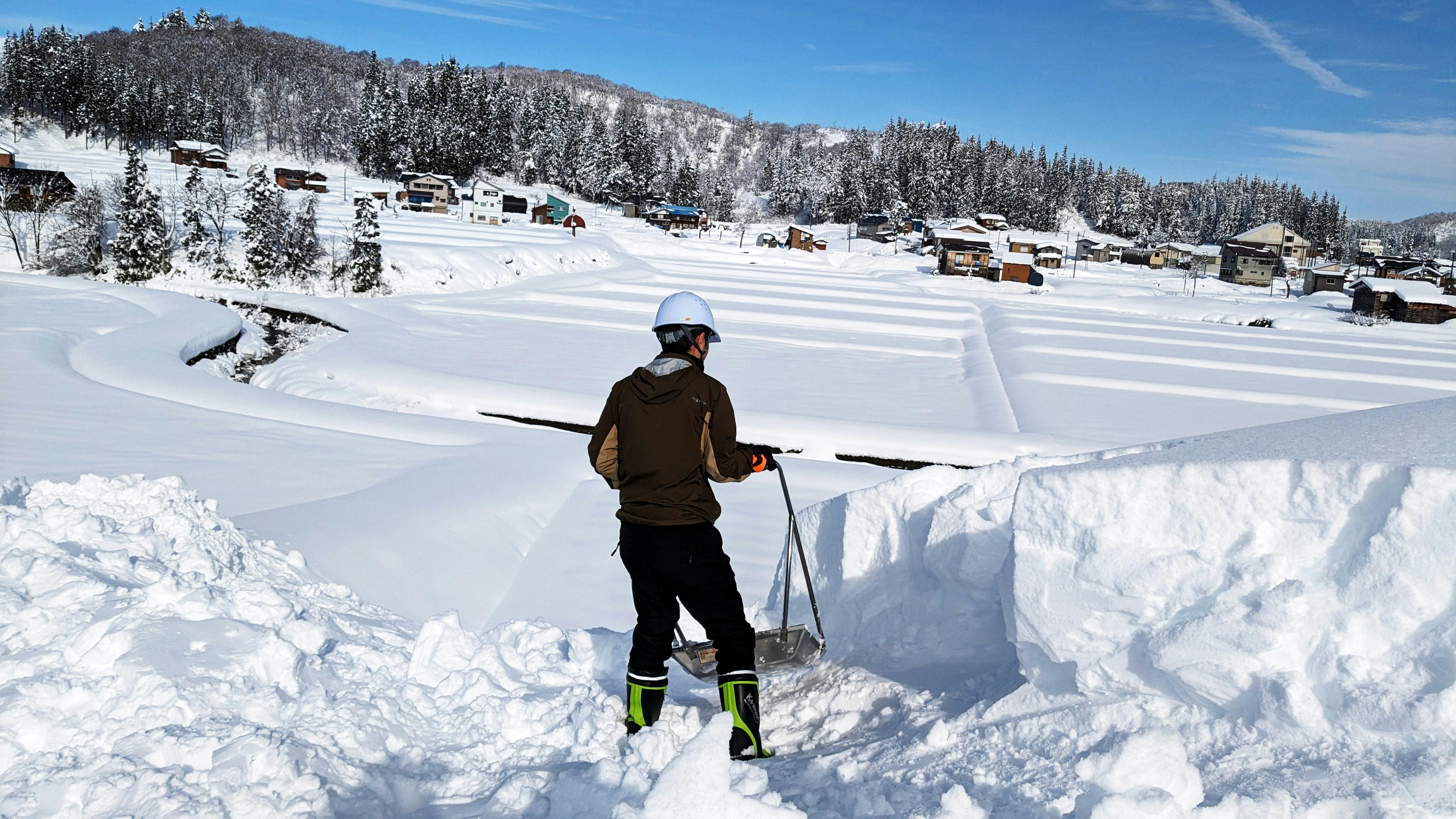 雪下ろしの様子。多いときは一日で1m降ることも。