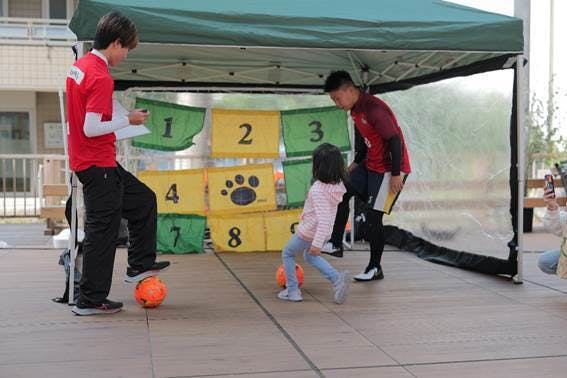 建物, 子供, 少年, 若い が含まれている画像AI 生成コンテンツは誤りを含む可能性があります。