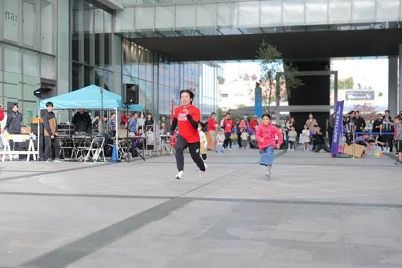 建物, 道路, 屋外, 子供 が含まれている画像AI 生成コンテンツは誤りを含む可能性があります。