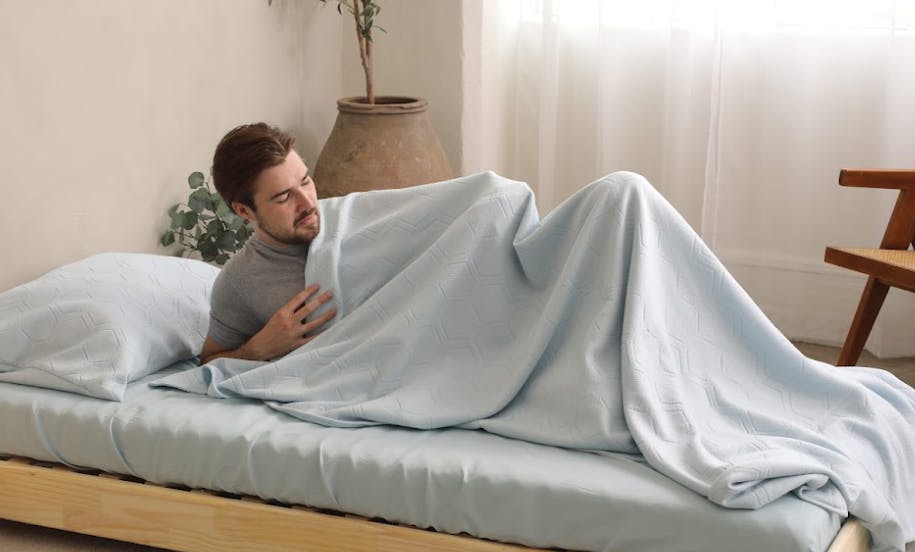 寝汗・ムレを解放！翌朝スッキリ整うブランケット｜HILU Bluvet