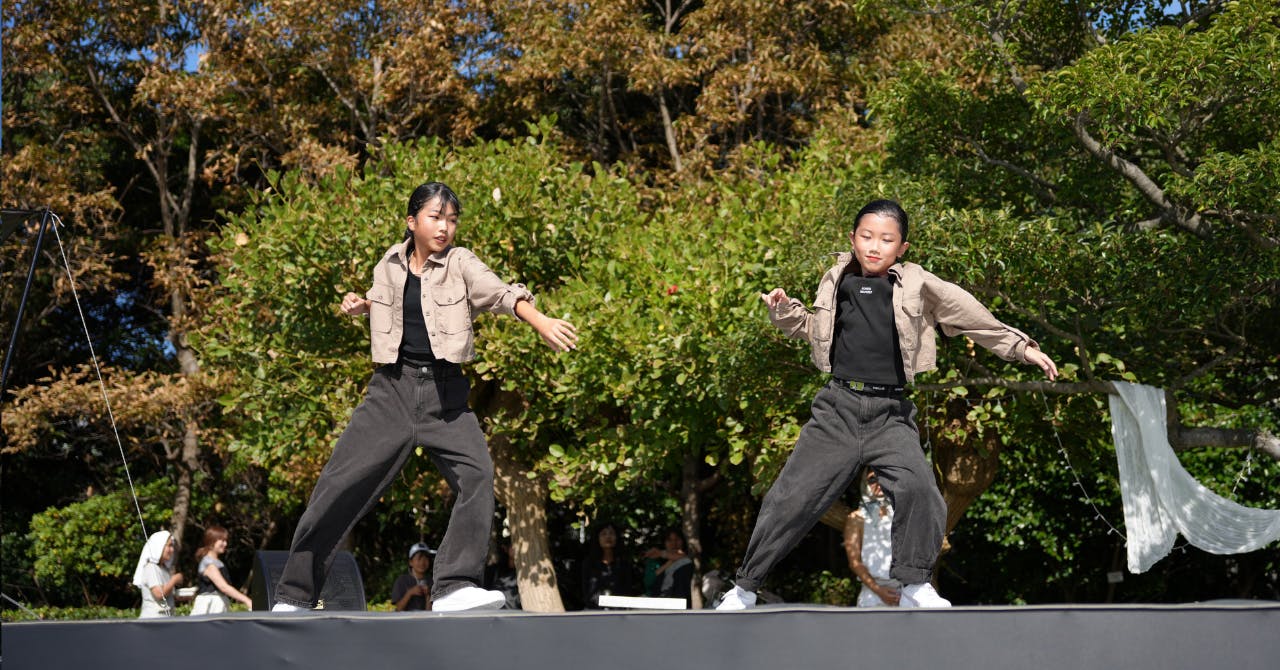 西宮市にて開催された野外イベントのメインステージにて、子どもが２人でストリートダンスを踊っています。