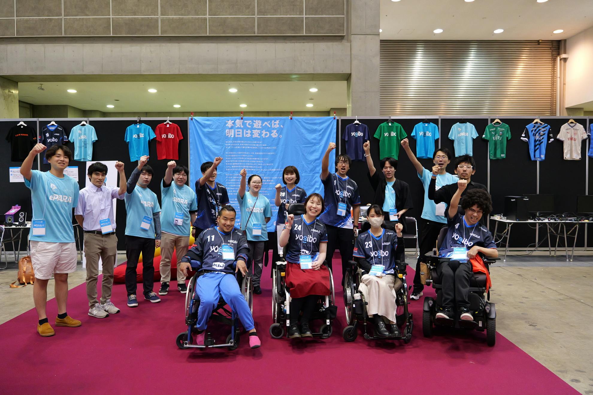 ePARAの仲間たちと一緒に撮った集合写真。 「本気で遊べば、明日は変わる。」を合言葉に、障害の有無を越えてeスポーツの力で繋がり、未来へ挑戦していきます。