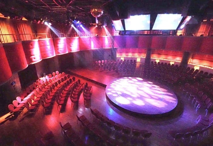 屋内, ケーキ, テーブル, 明かり が含まれている画像AI 生成コンテンツは誤りを含む可能性があります。