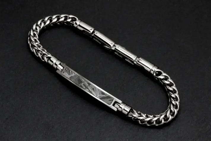 宇宙を旅した特別な神秘模様！100万年前の隕石「メテオライト