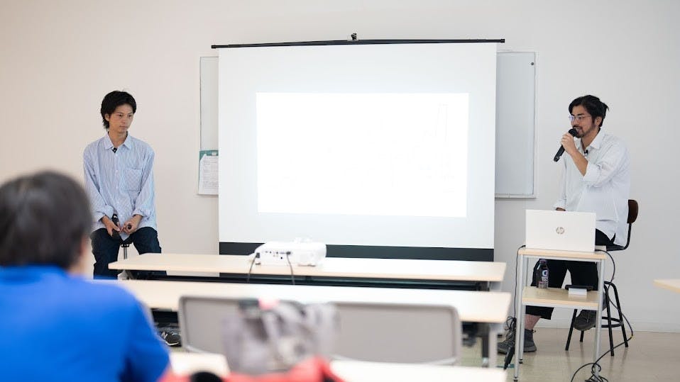 講演会で2人が話をする様子