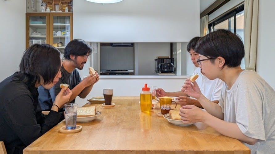 共同生活で朝食を食べる様子