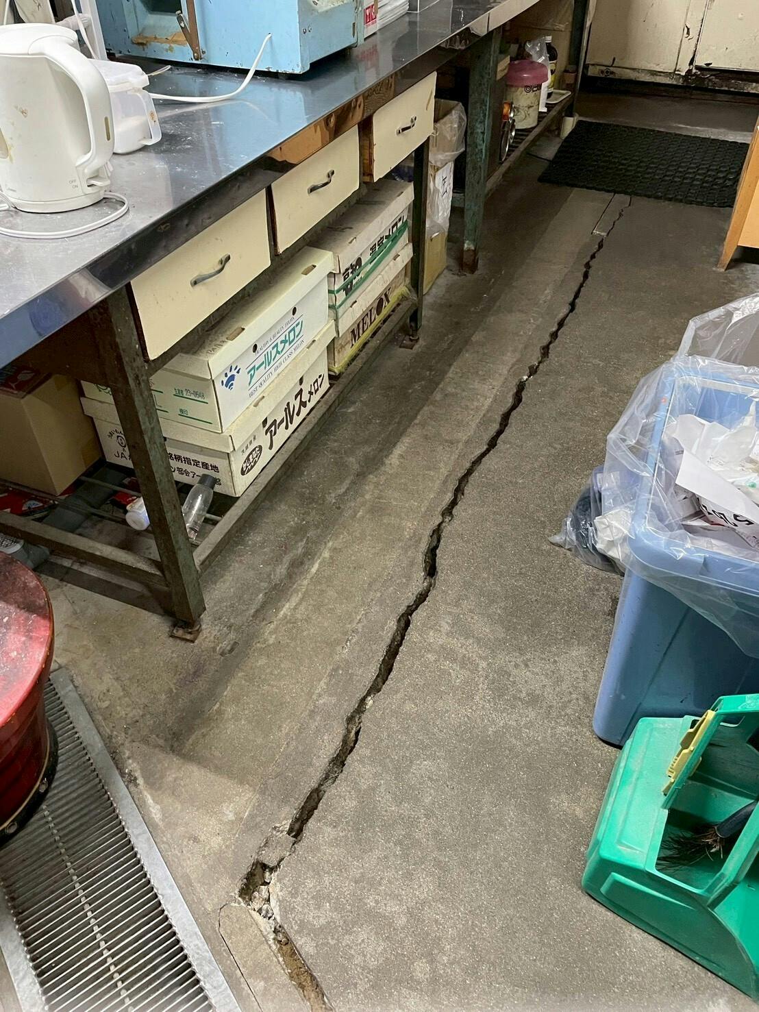 亀裂が入った工場