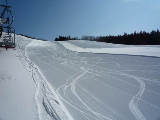 雪が積もった地面AI 生成コンテンツは誤りを含む可能性があります。