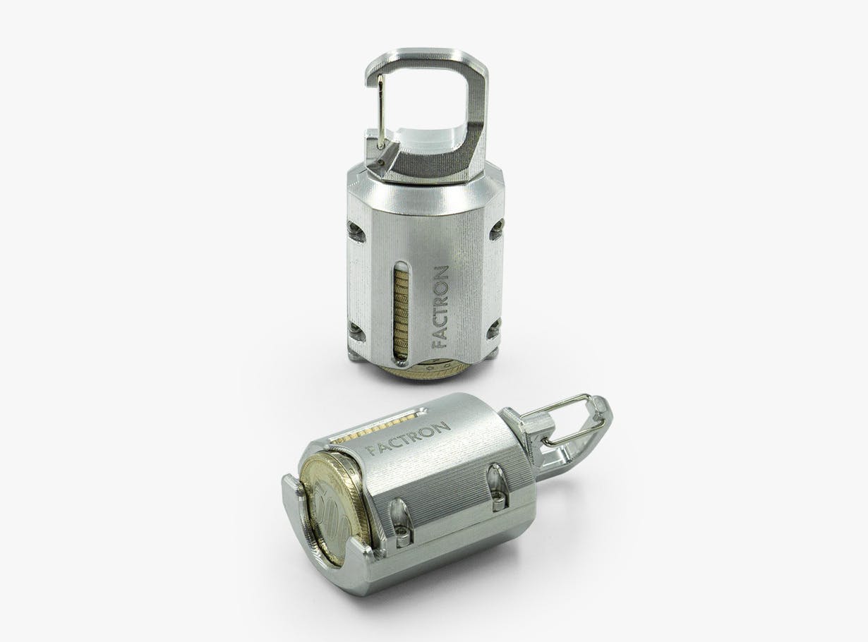 航空機素材にコインを格納。シャキッと出し入れ！軽量ミニマルなメタル