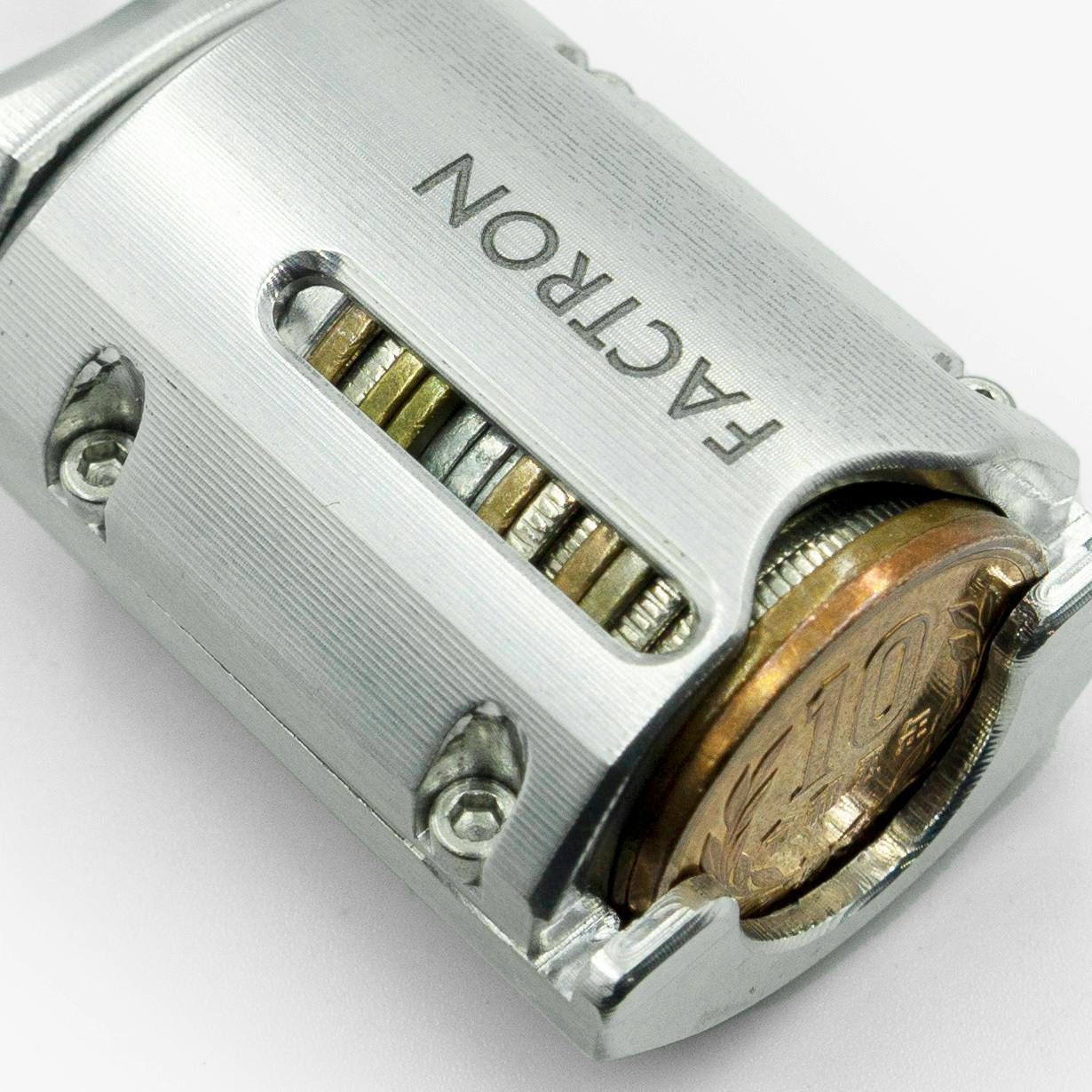 航空機素材にコインを格納。シャキッと出し入れ！軽量ミニマルなメタル