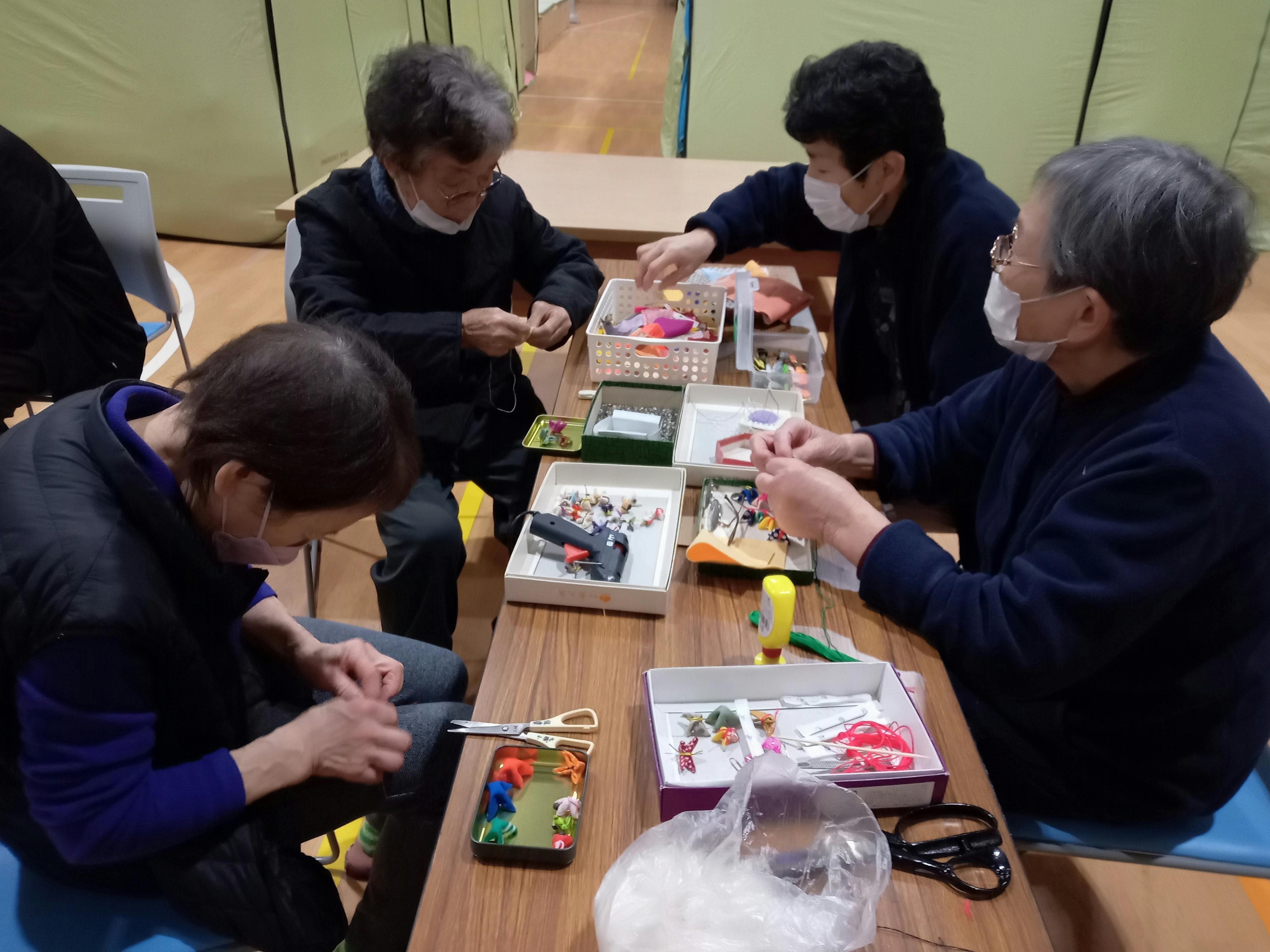 避難所にて民芸品を作ることを企画し実施したときの様子
