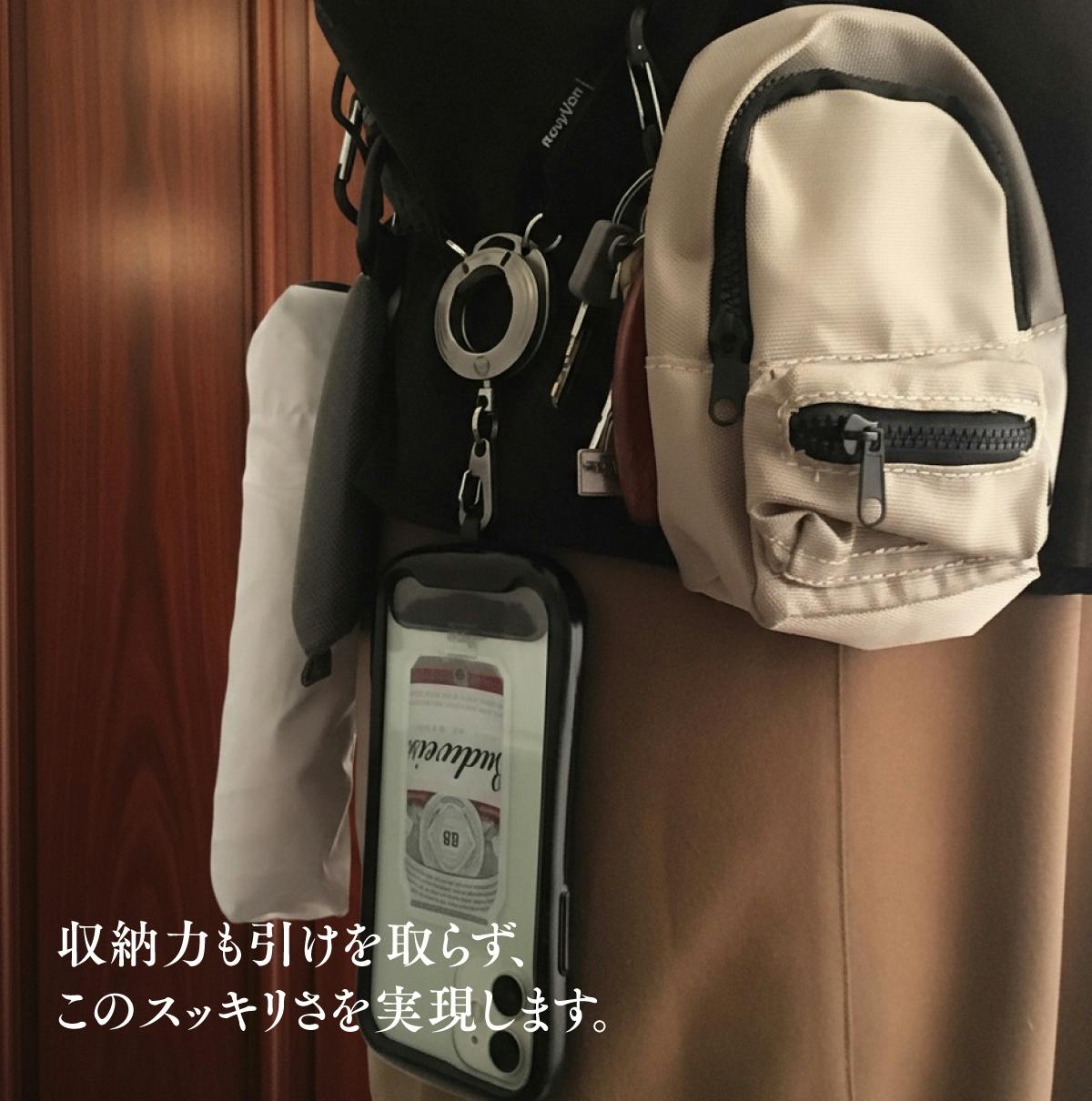 屋内, 座る, テーブル, バッグ が含まれている画像AI 生成コンテンツは間違っている可能性があります。