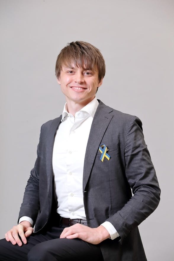 スーツを着た男性AI 生成コンテンツは誤りを含む可能性があります。