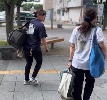 歩道に立っている女性と男性 AI 生成コンテンツは誤りを含む可能性があります。