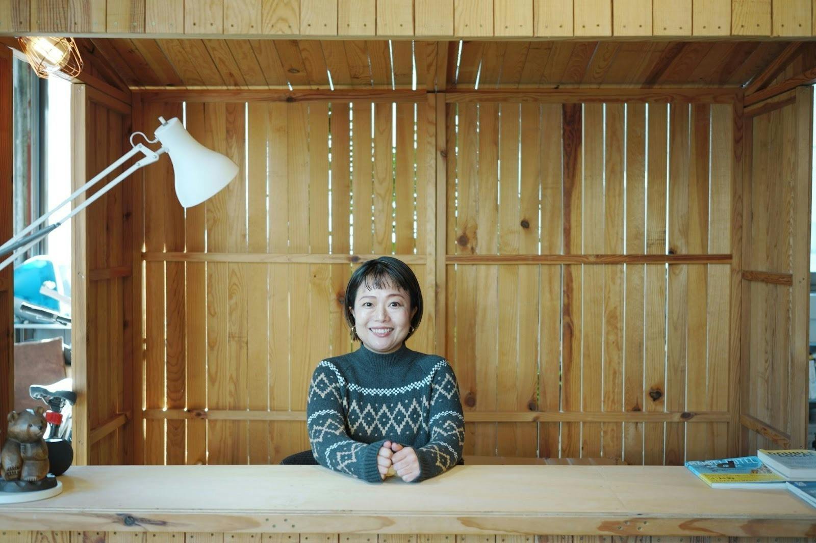 屋内, 座る, 建物, テーブル が含まれている画像AI 生成コンテンツは誤りを含む可能性があります。