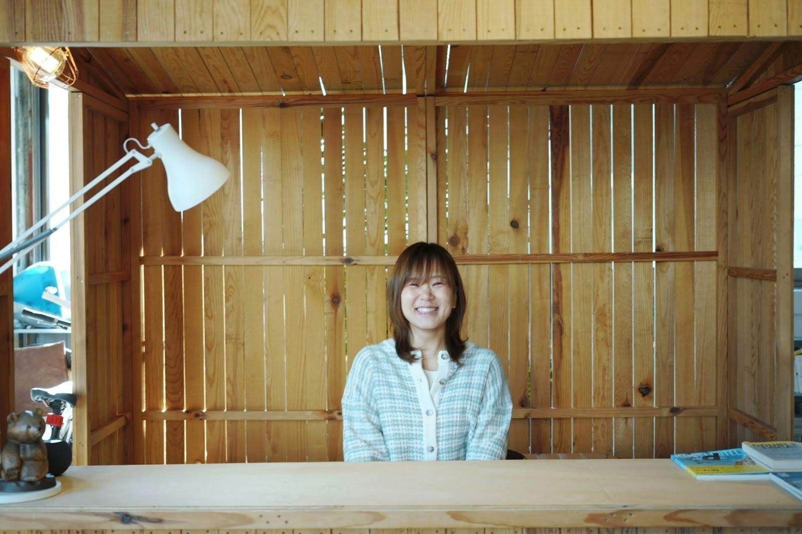 屋内, 人, テーブル, 座る が含まれている画像AI 生成コンテンツは誤りを含む可能性があります。