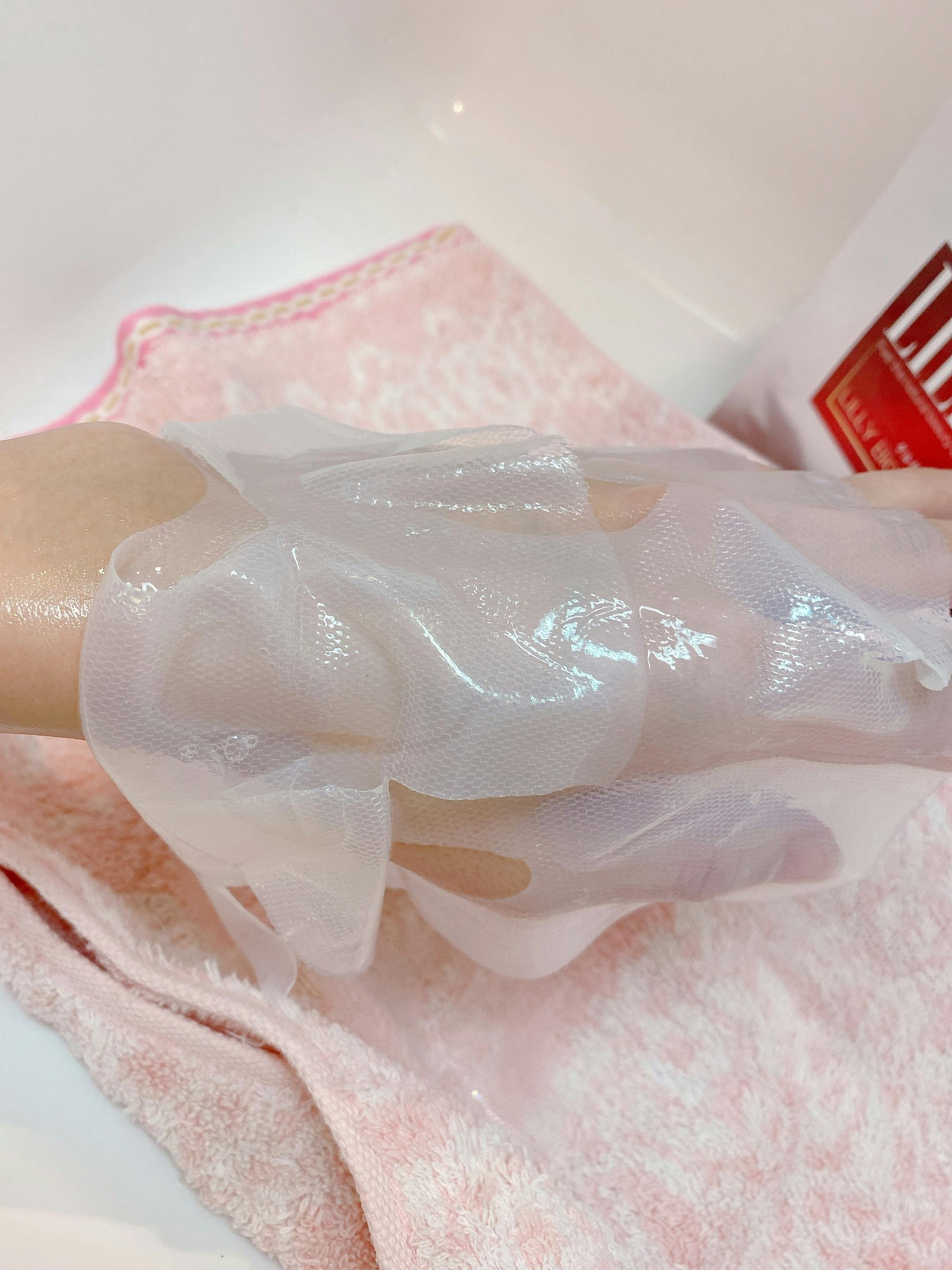 ゲル状のパックが肌にしっかり浸透します