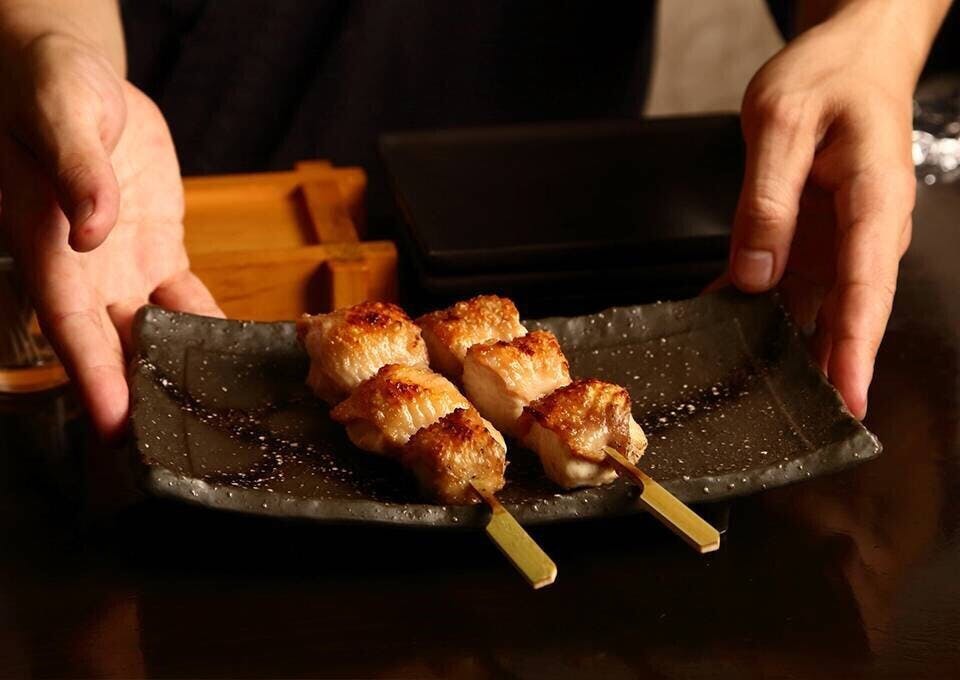 新鮮な朝引き鶏を紀州備長炭で焼きあげます。 追求した塩加減と焼き加減で仕上げた焼き鳥をお楽しみください! もちろんお造りも自信ありです!