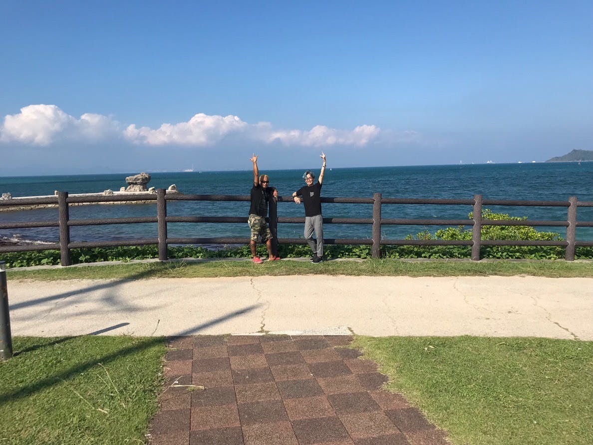 ビジネス仲間と海中道路で愛を叫ぶ?ではなく、記念撮影!