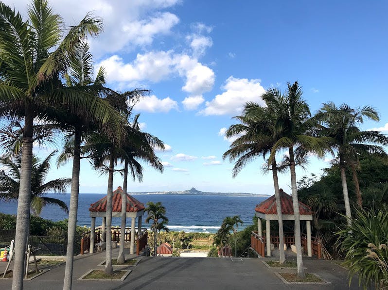 沖縄海洋博公園から眺める伊江島タッチュー