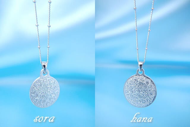 （左）『曼荼羅ネックレス（宙）sora』（右）『曼荼羅ネックレス （花）hana』