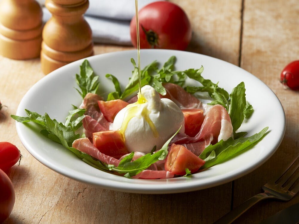 皿に盛られたサラダ
自動的に生成された説明