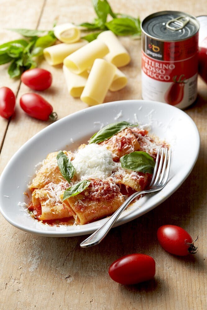 皿に盛られた料理とトマト
自動的に生成された説明