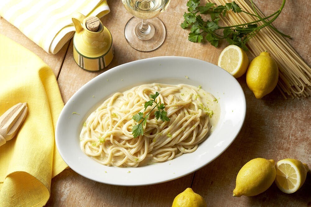 テーブルの上にあるパスタ
自動的に生成された説明