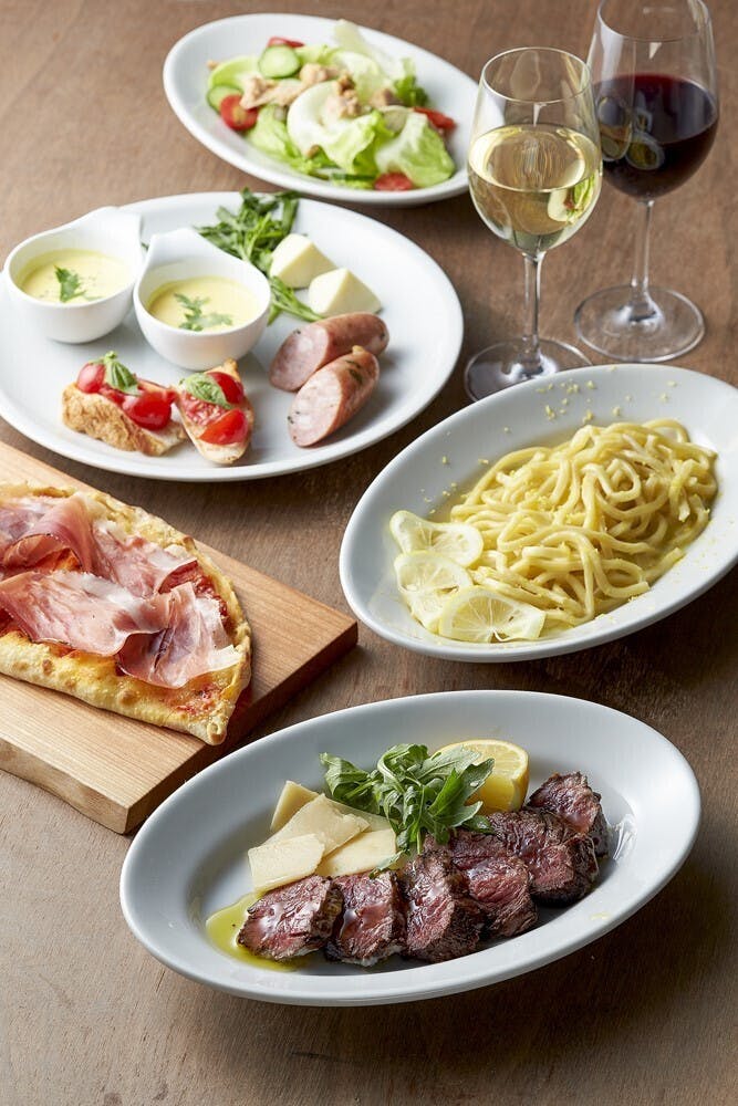 テーブルの上の料理
自動的に生成された説明