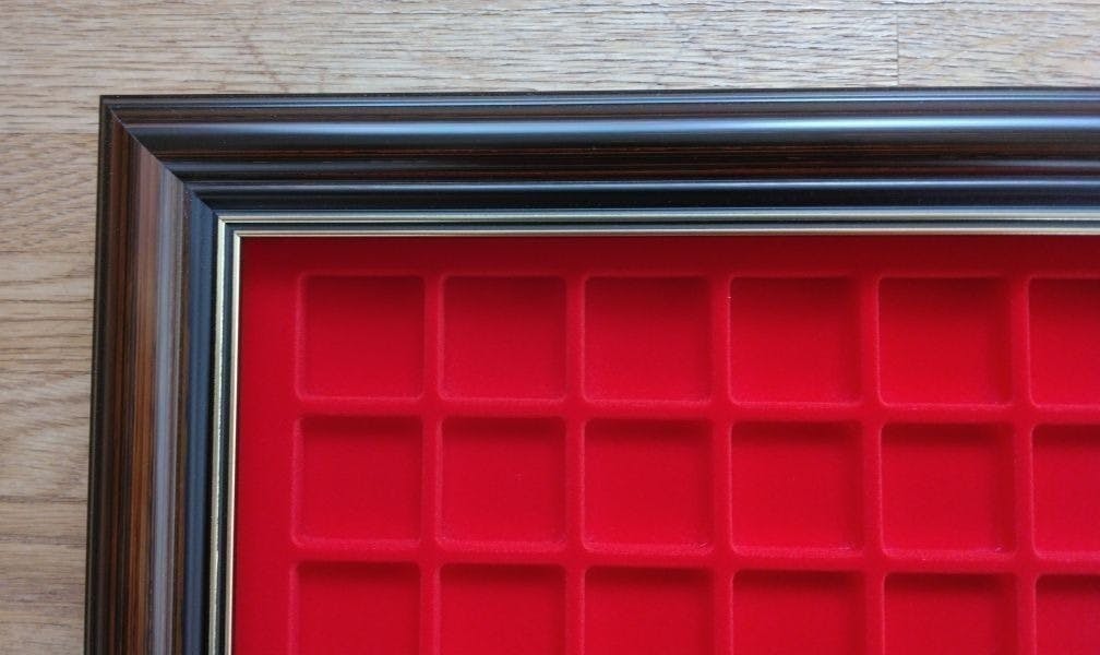 シャンパンの王冠をコレクションするミュズレボード192個入の製作をご