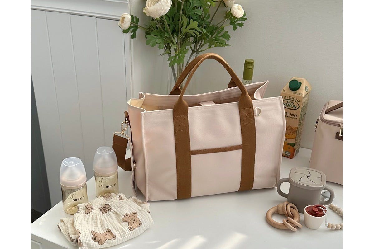 日本上陸!普通のマザーズバッグではない。ウェットティッシュポケット 日本上陸!普通のマザーズバッグではない。ウェットティッシュポケット