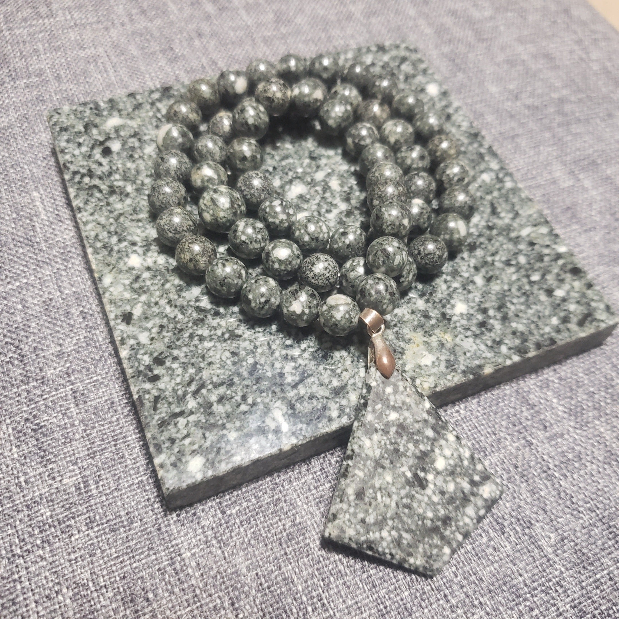 超貴重・岩手県遠野産 「遠野の銘石 角閃石」原石 2.4キロ 送料 超貴重・岩手県遠野産 「遠野の銘石 角閃石」原石 2.4キロ 送料