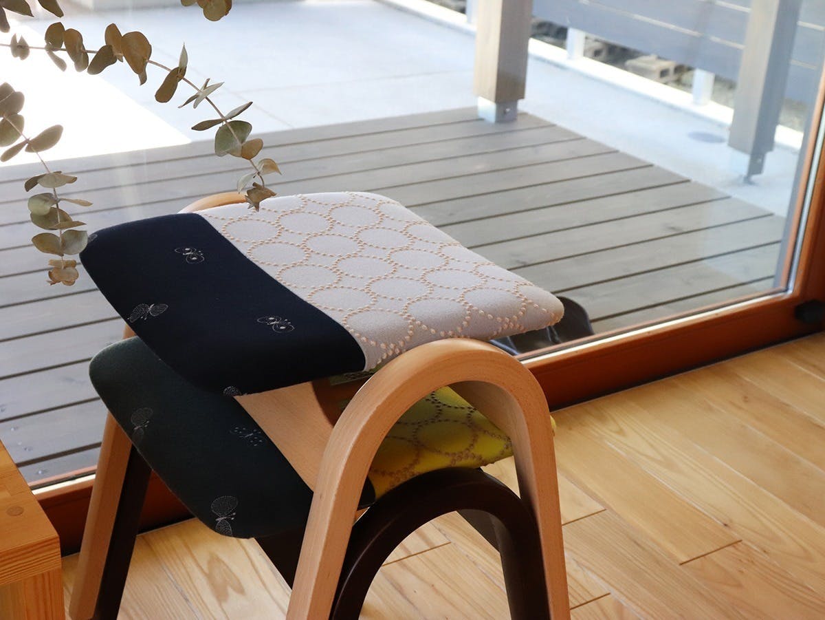 身体に馴染む、心地よさ。秋田木工×ミナ ペルホネンのハギレを使った 身体に馴染む、心地よさ。秋田木工×ミナ ペルホネンのハギレを使った