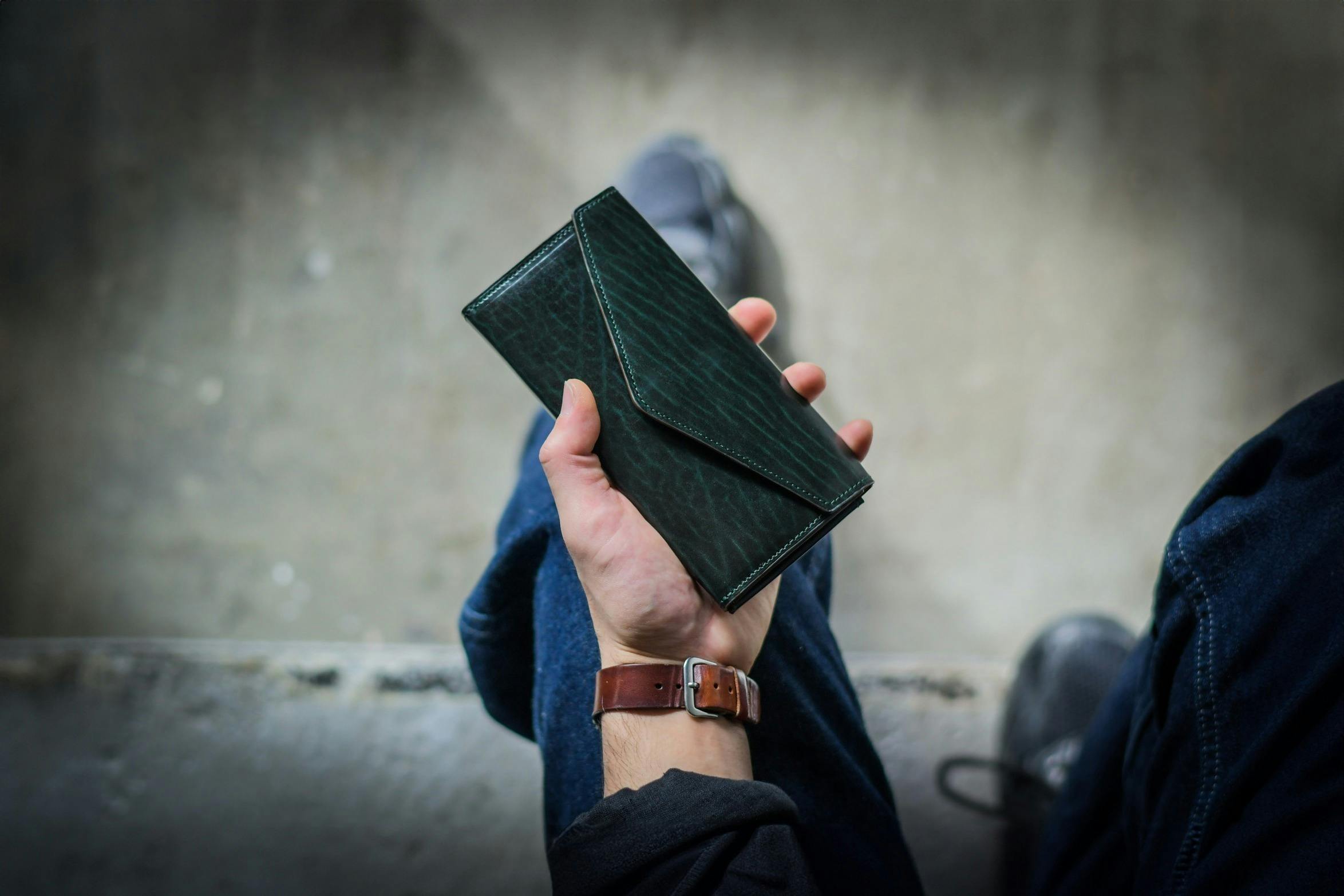 財布職人が最小の限界に挑んだフラップ財布「ルガトーレザーで作る極小 財布職人が最小の限界に挑んだフラップ財布「ルガトーレザーで作る極小