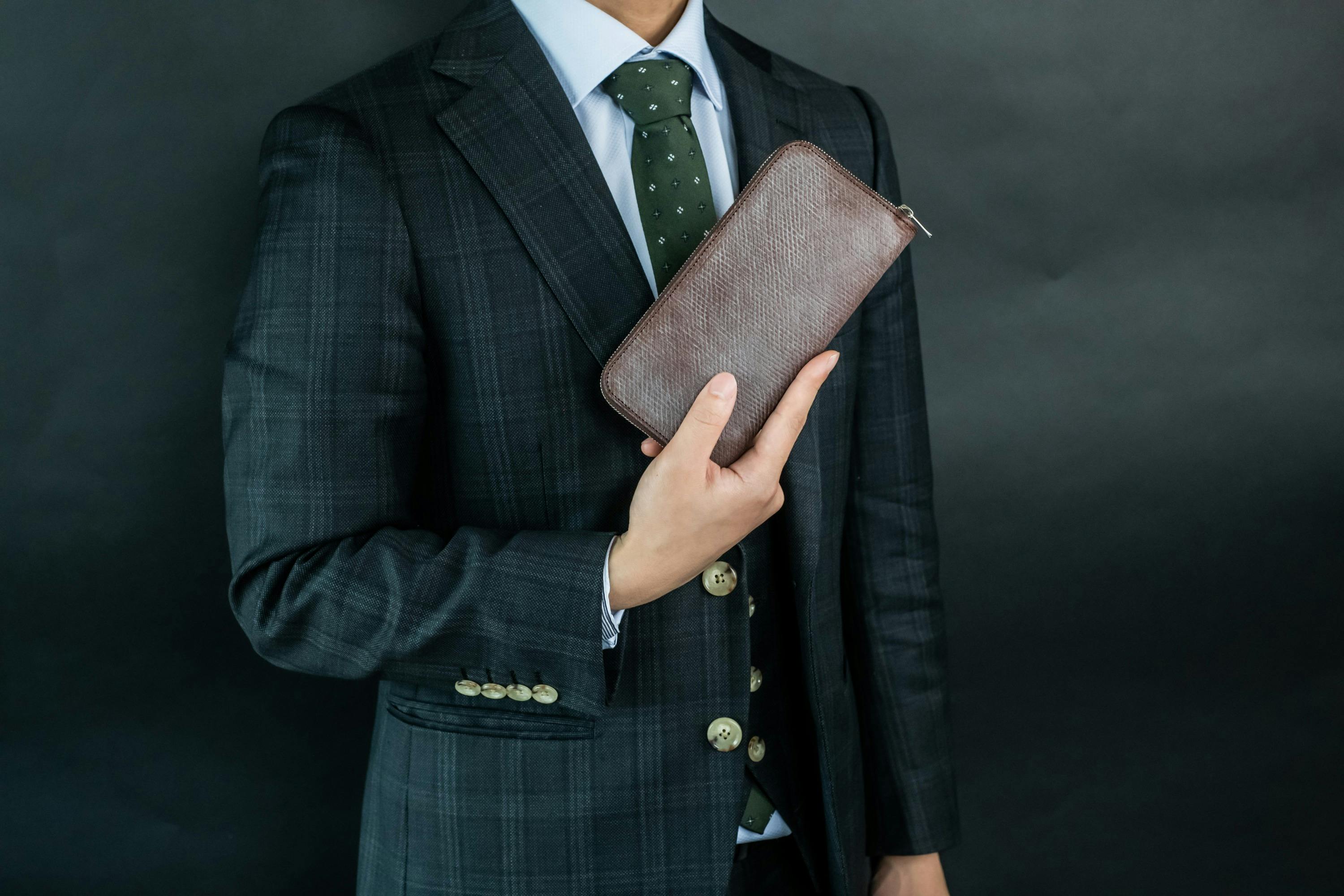 200年海底で耐えた革!?耐久性抜群!幻のロシアンカーフで作る最小 200年海底で耐えた革!?耐久性抜群!幻のロシアンカーフで作る最小