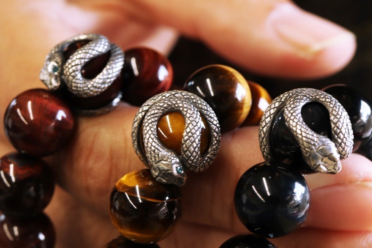 幸運を呼び込む御守り「白蛇」虎目石の宝珠を纏う開運ブレスレット