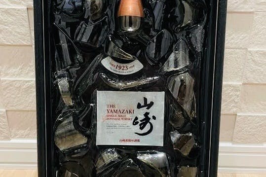 書とアートが融合したシャンパンボトルアート制作プロジェクト