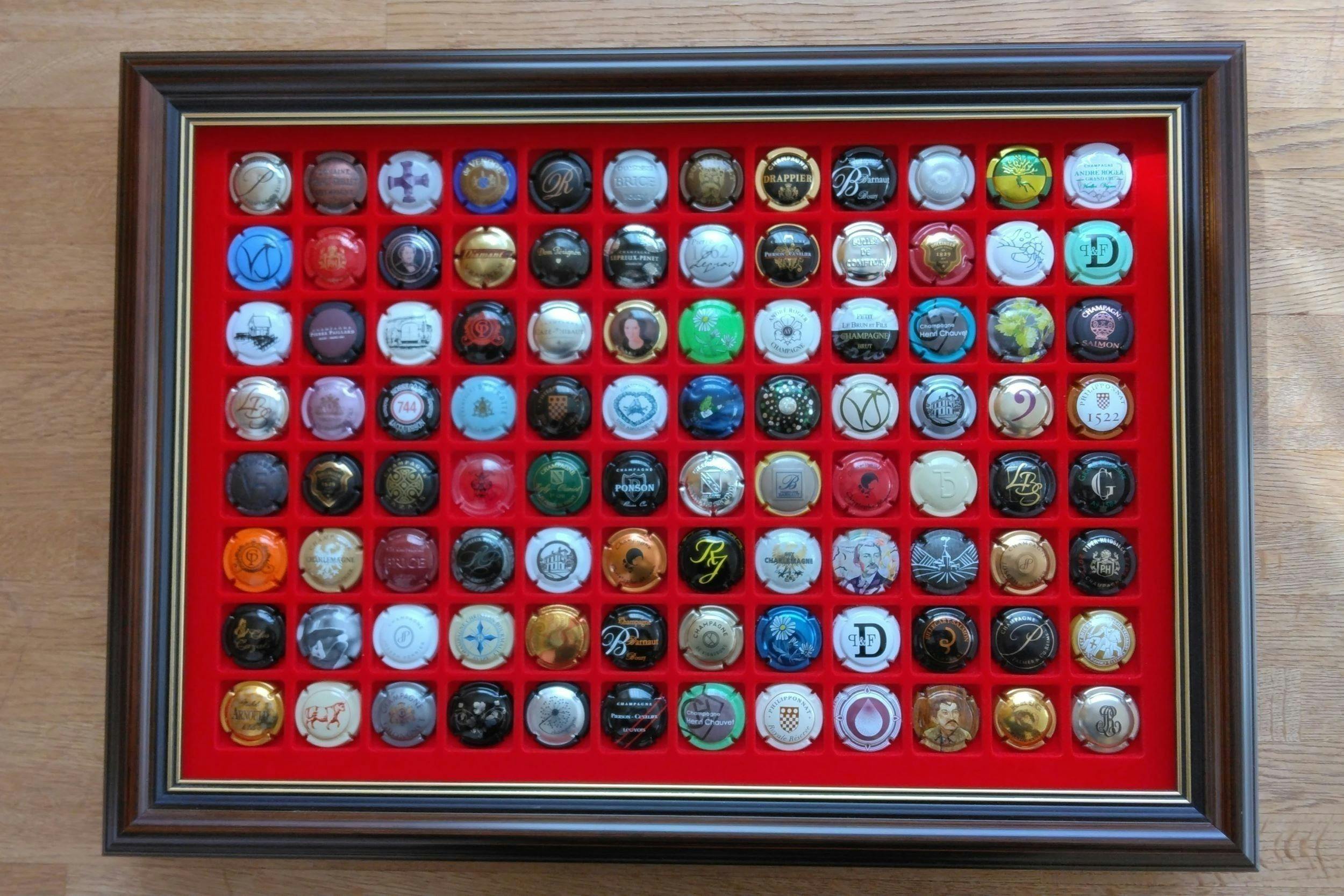 シャンパンの王冠をコレクションするミュズレボード192個入の製作をご