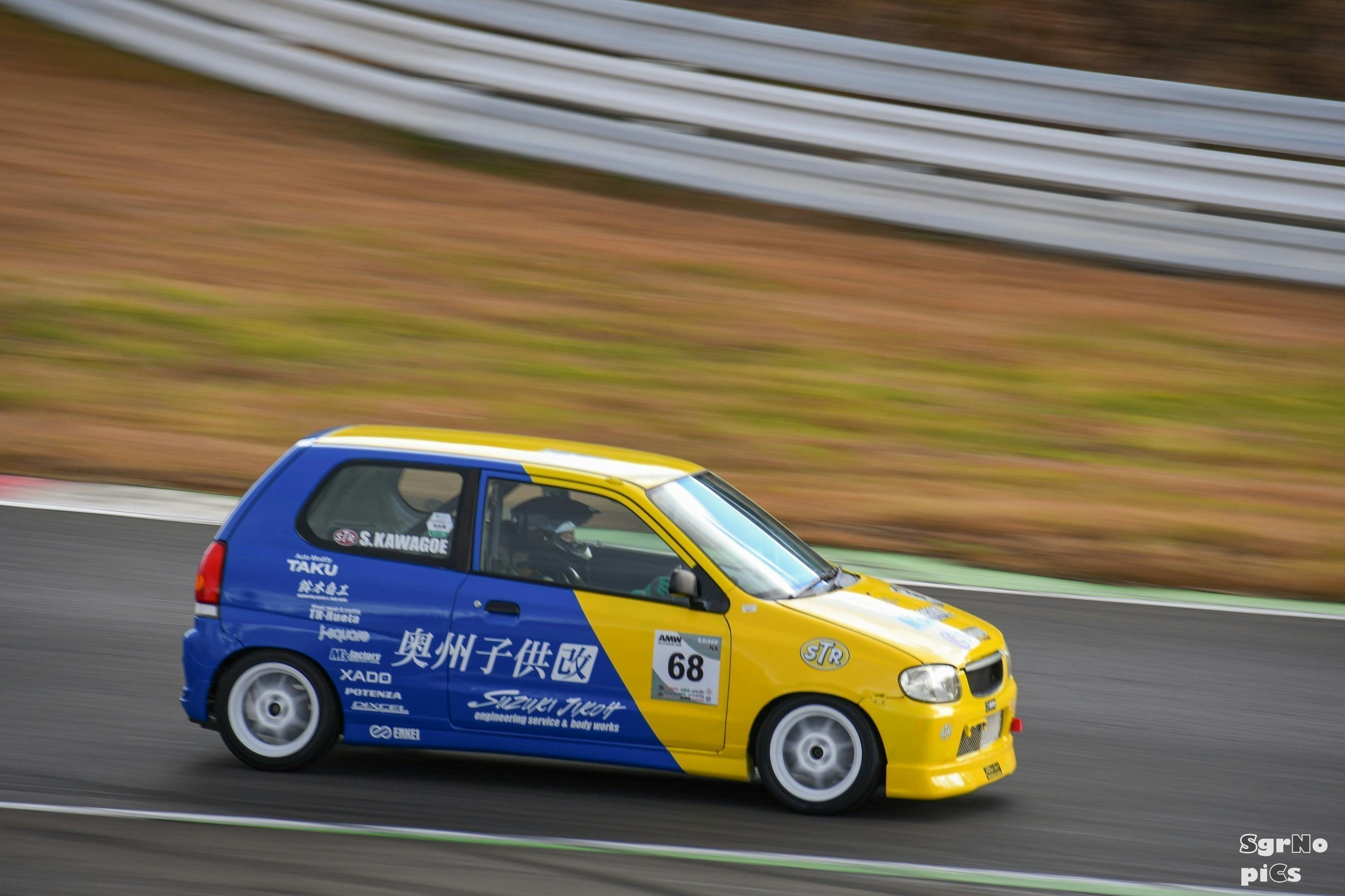 怪我から奇跡的に復帰したチーム代表の鈴木をK4GPの表彰台の一番高い所