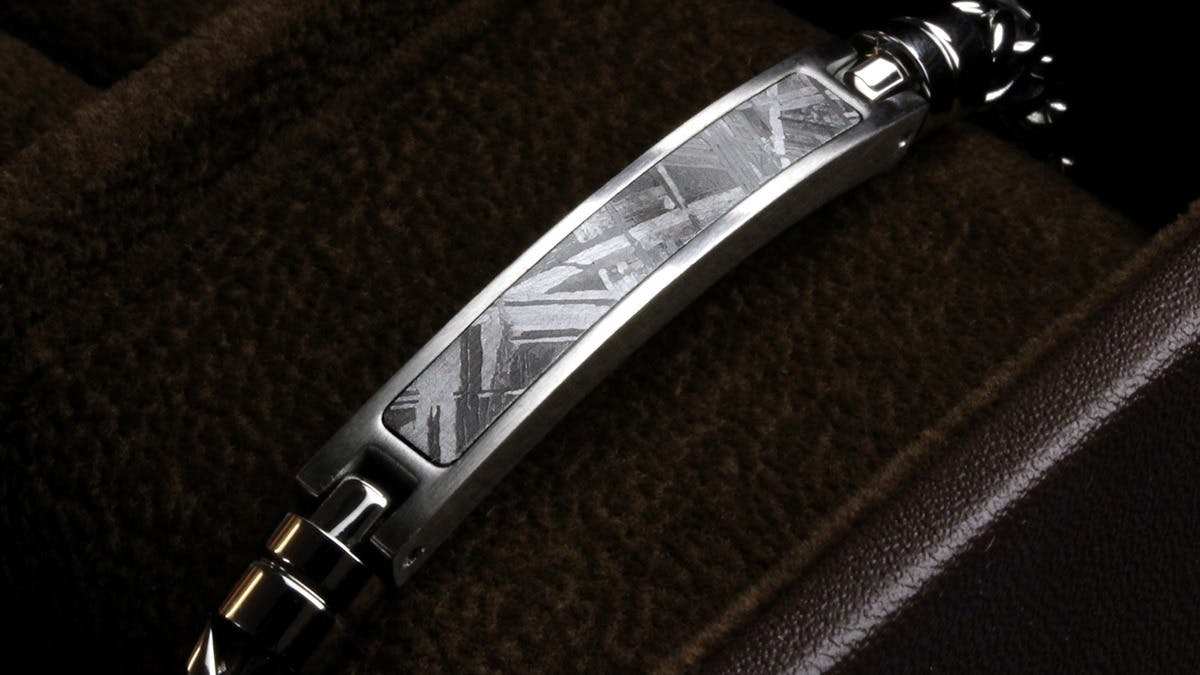 宇宙を旅した特別な神秘模様！100万年前の隕石「メテオライト