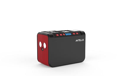 わずか880gのコンパクト設計! 手のひらサイズのポータブル電源