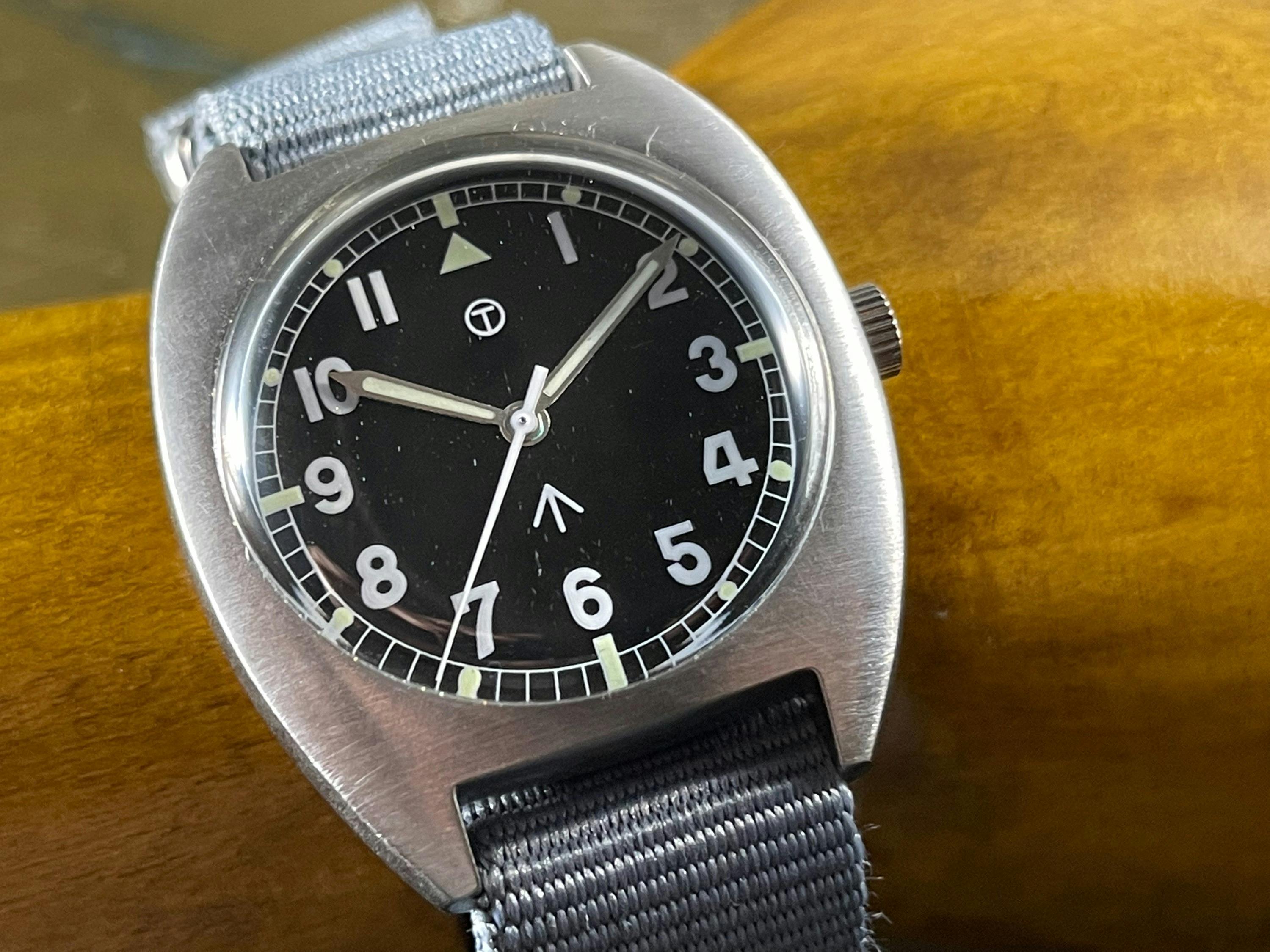 ロイアヤルアーミーの名作を復刻。ブロードアローが光る長年愛された ロイアヤルアーミーの名作を復刻。ブロードアローが光る長年愛された