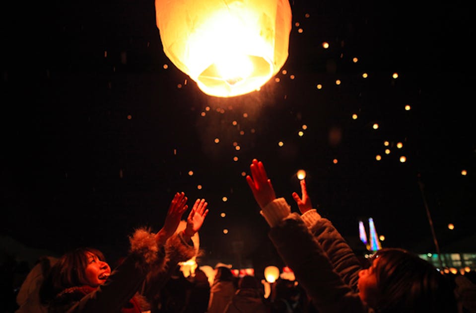 夢の様な景色 2000個のランタンを冬の夜空に打ち上げる新潟県津南町の
